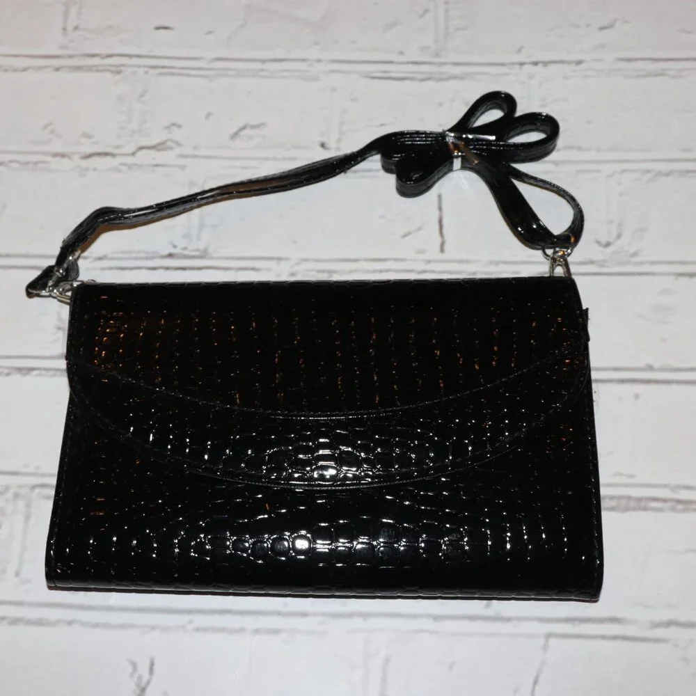 🖤 NWOT Black Croc‑Texture Flap Purse · 9.5x5 A glossy little statement